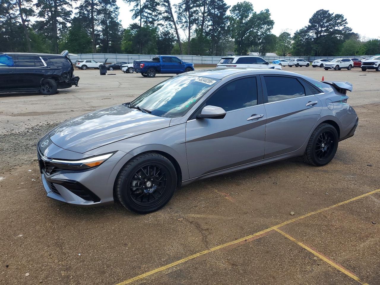 Salvage Hyundai ELANTRA Image