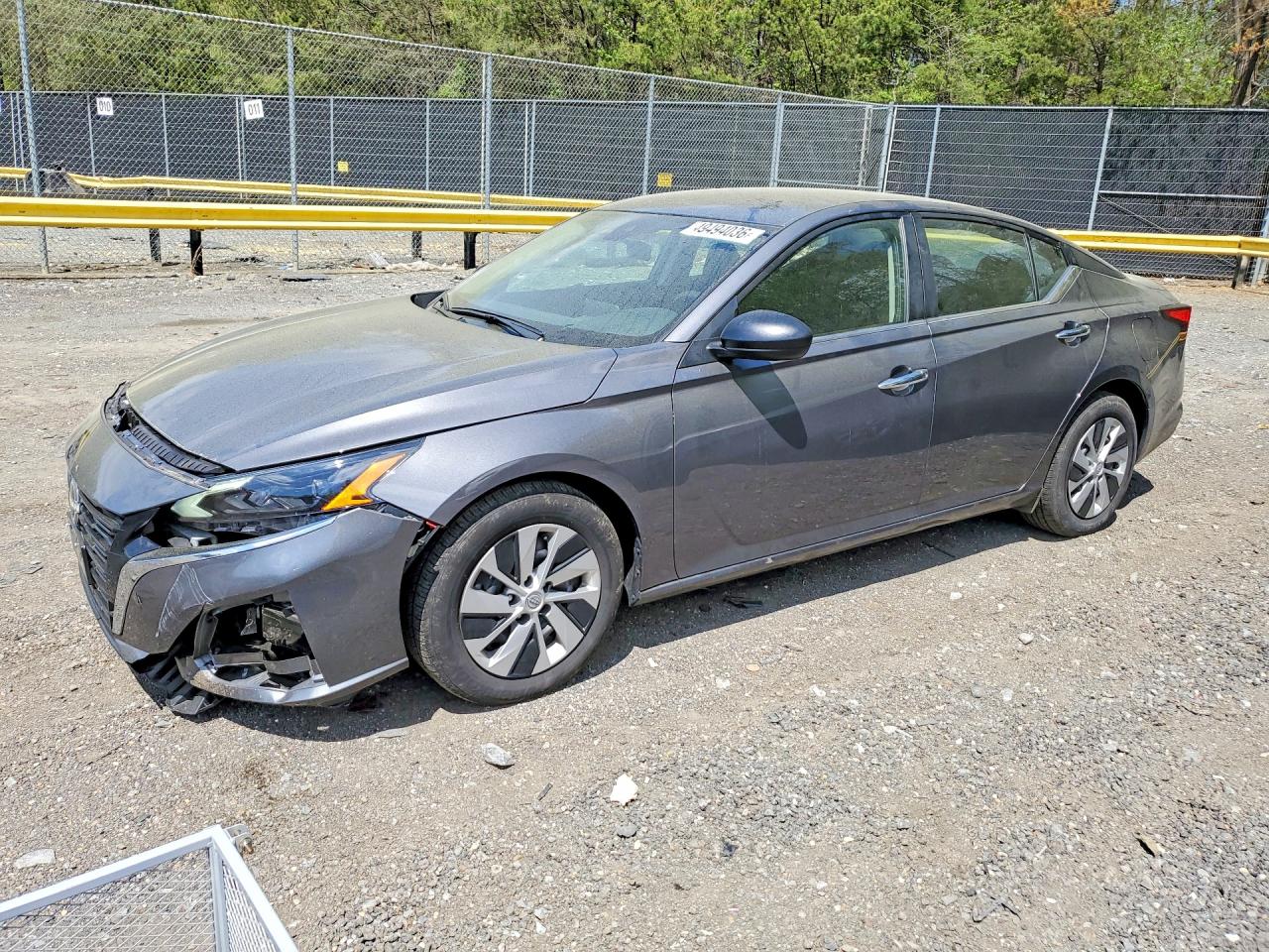 Salvage Nissan Altima Image