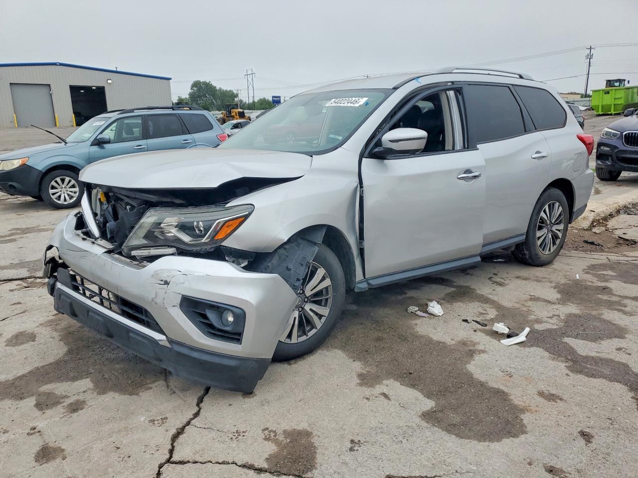 Salvage Nissan Pathfinder Image