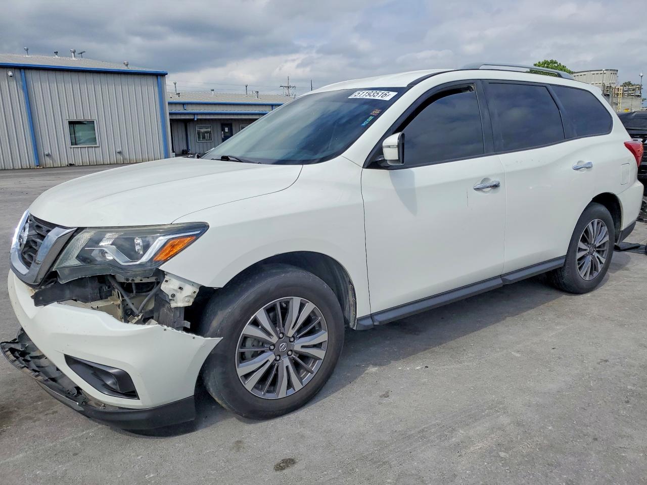 Salvage Nissan Pathfinder Image