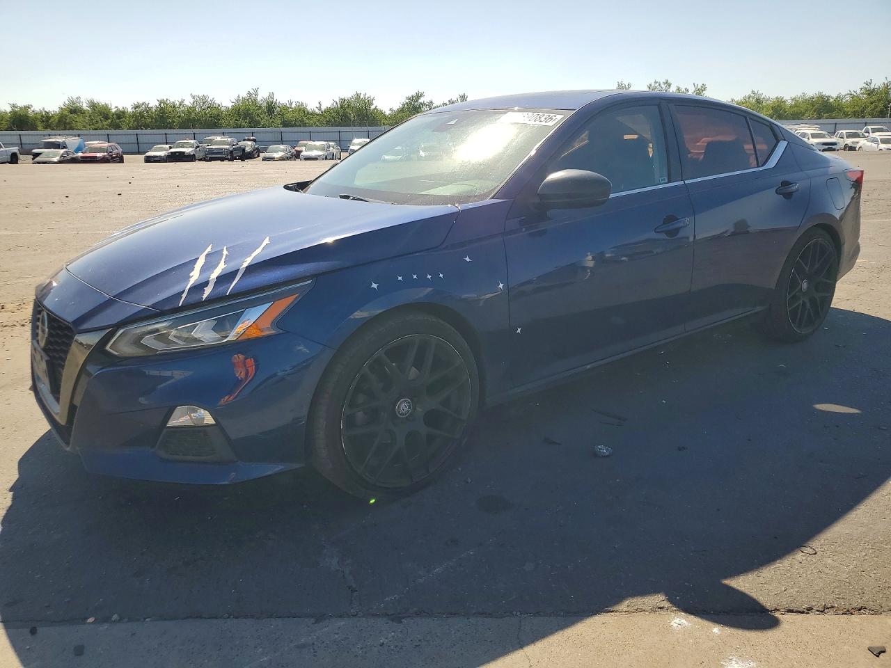 Salvage Nissan Altima Image