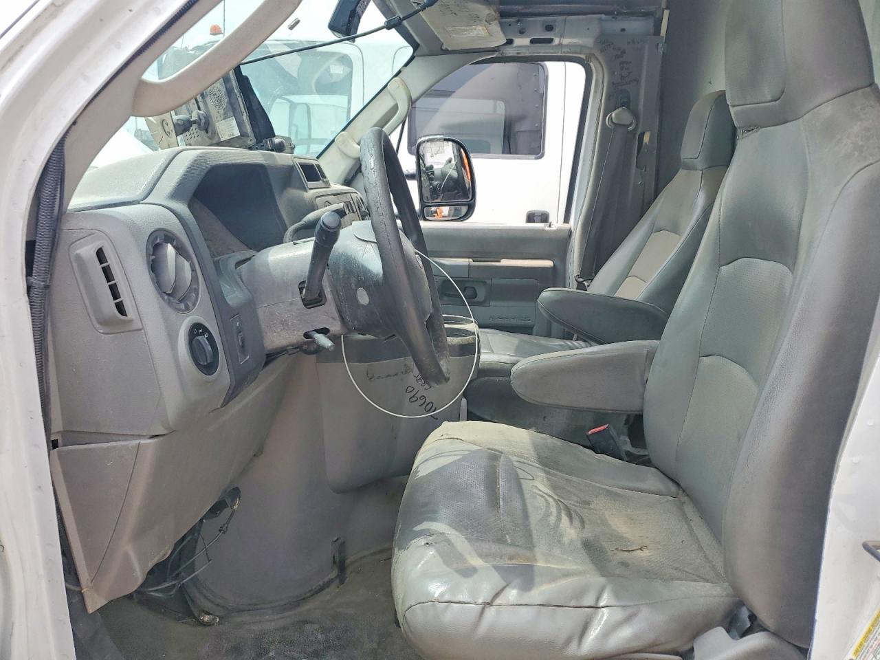 Ford Econoline E450 Super Duty Cutaway Van