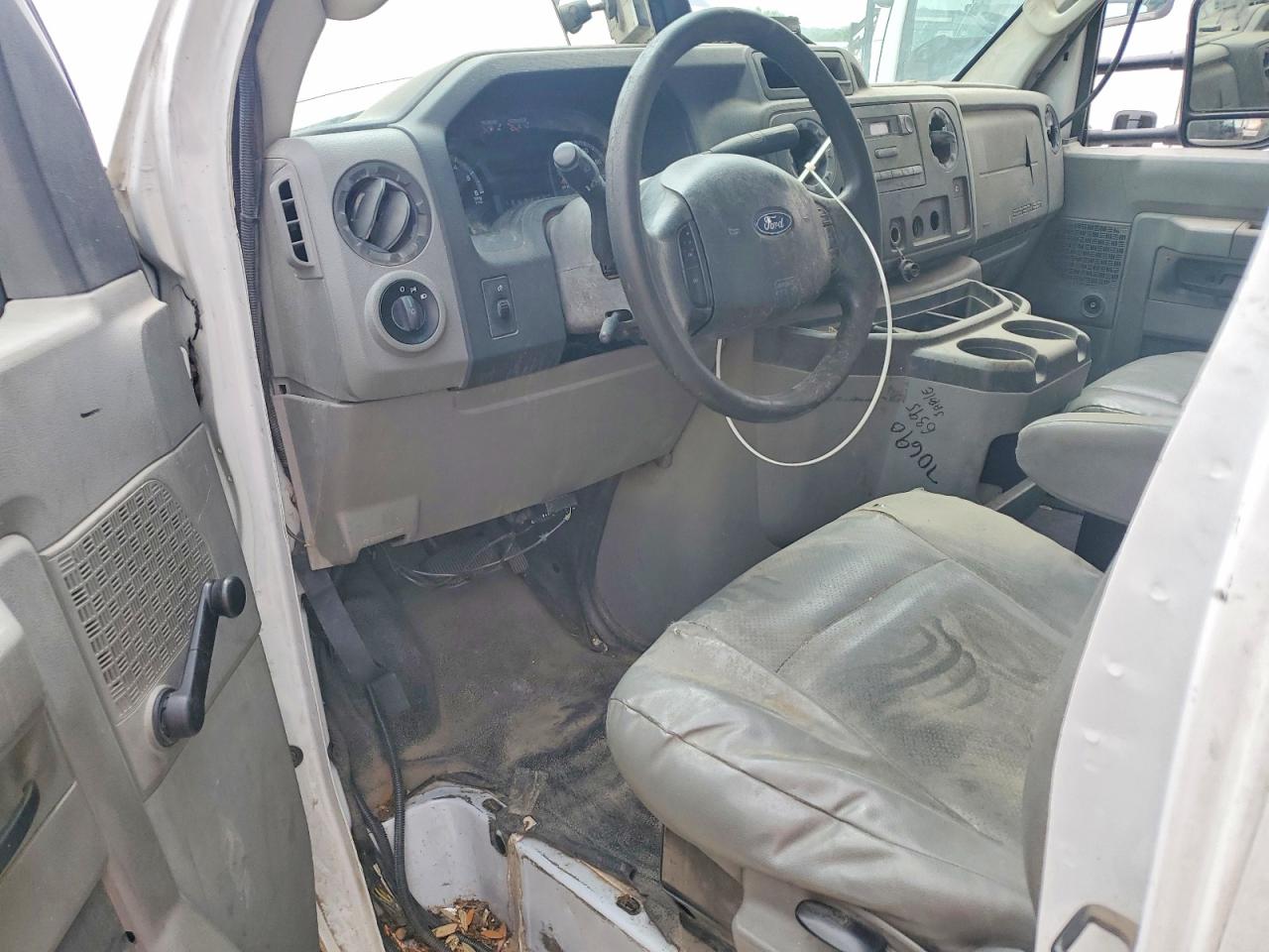 Ford Econoline E450 Super Duty Cutaway Van