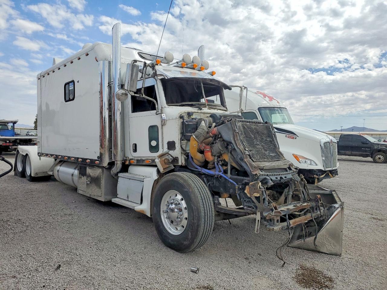 Salvage Peterbilt 386 Image