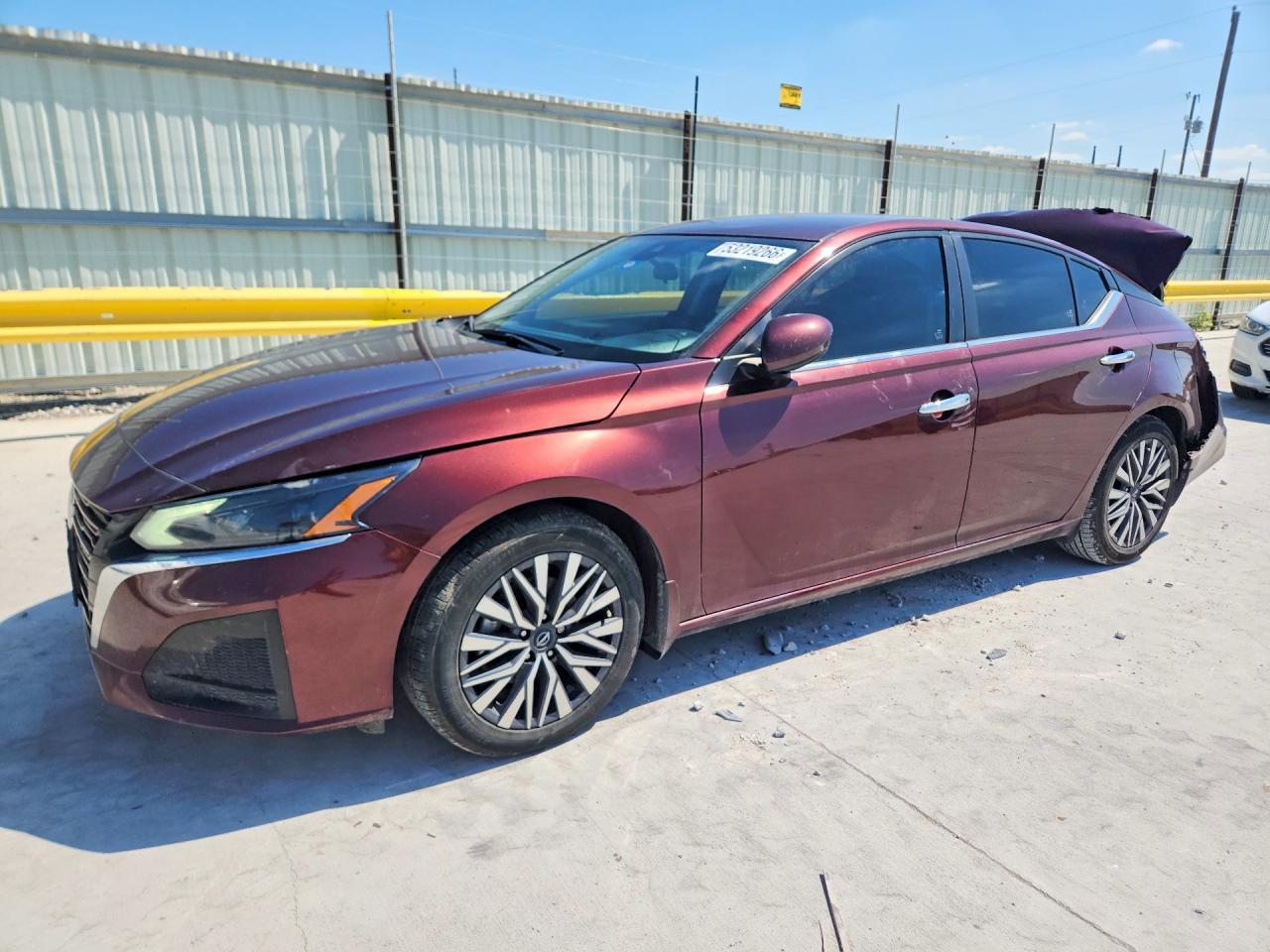 Salvage Nissan Altima Image
