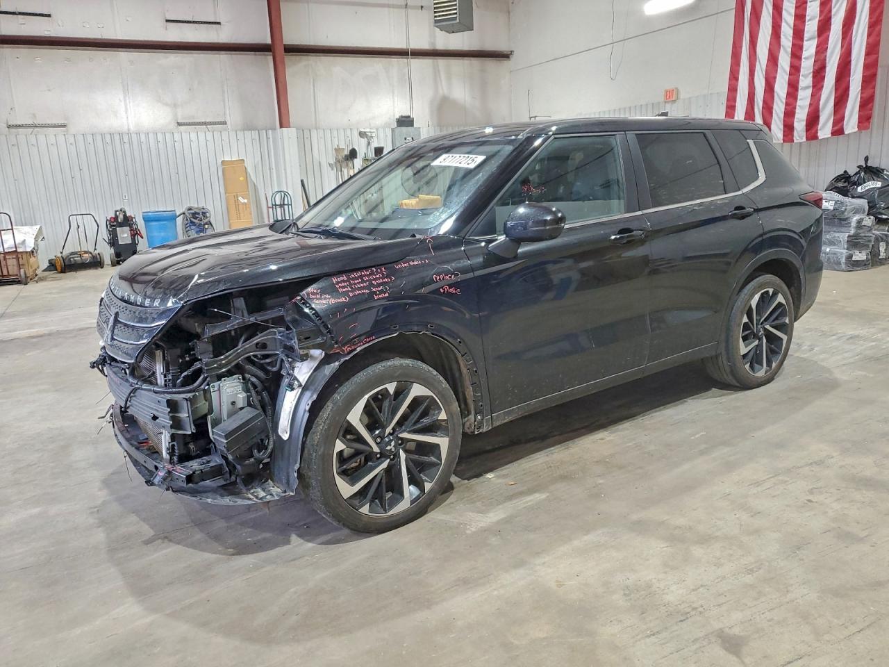 Salvage Mitsubishi Outlander Image