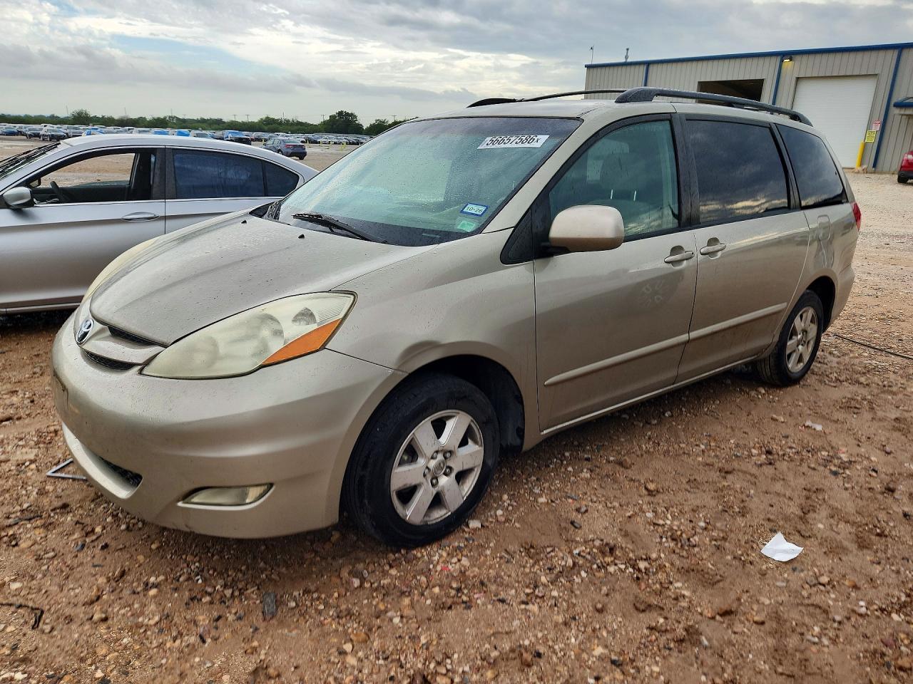 Salvage Toyota Sienna Image