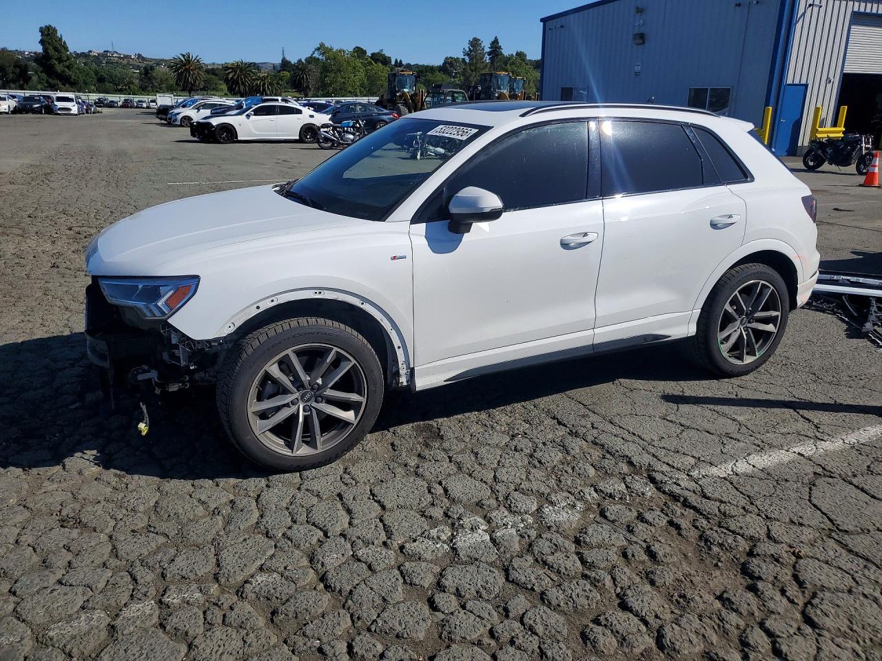 Salvage Audi Q3 Image