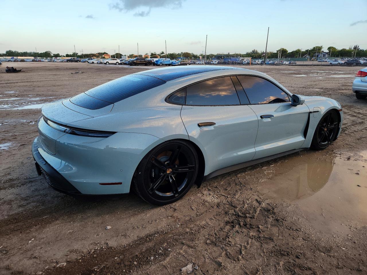 Porsche Taycan Base