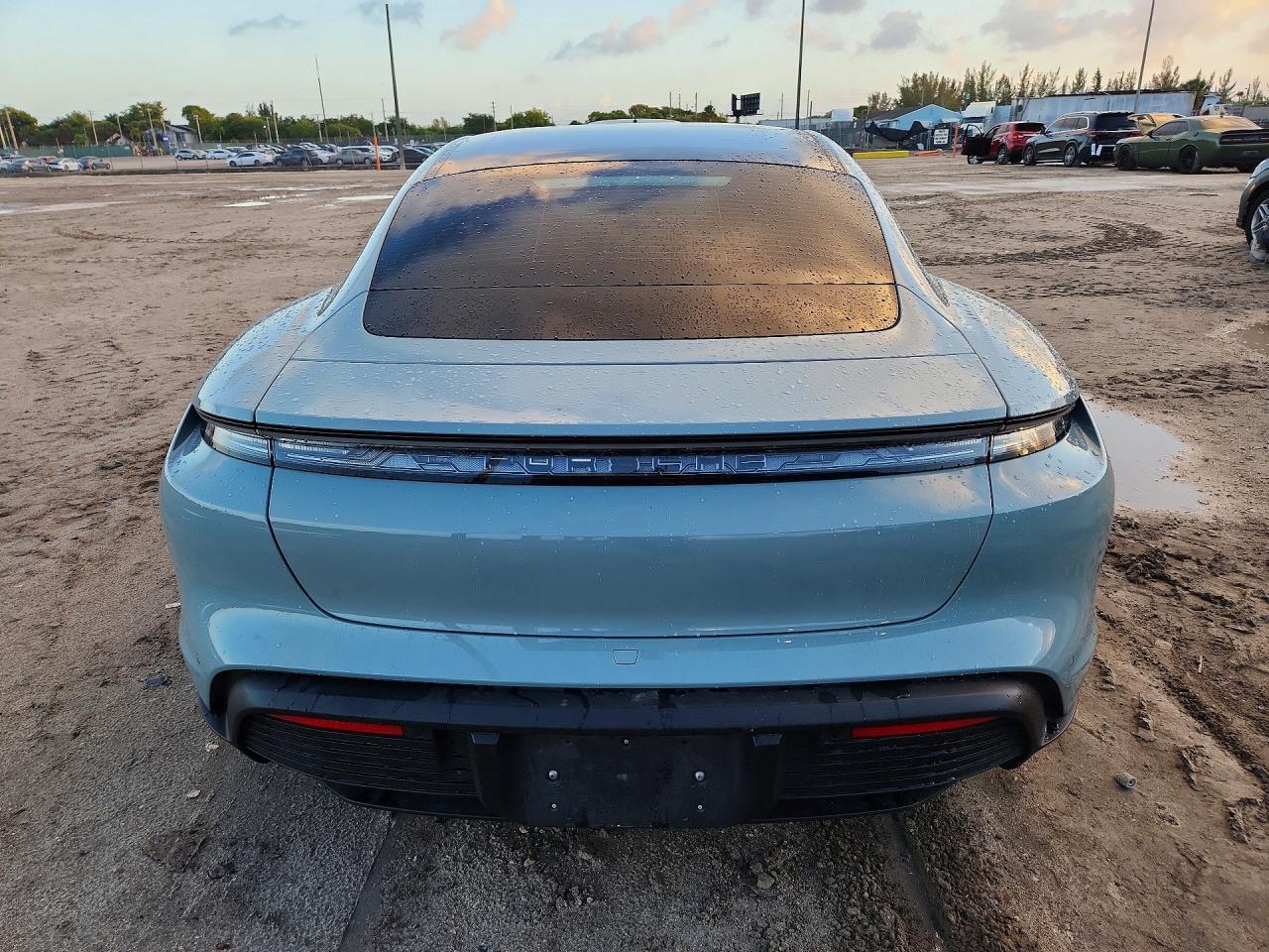 Porsche Taycan Base