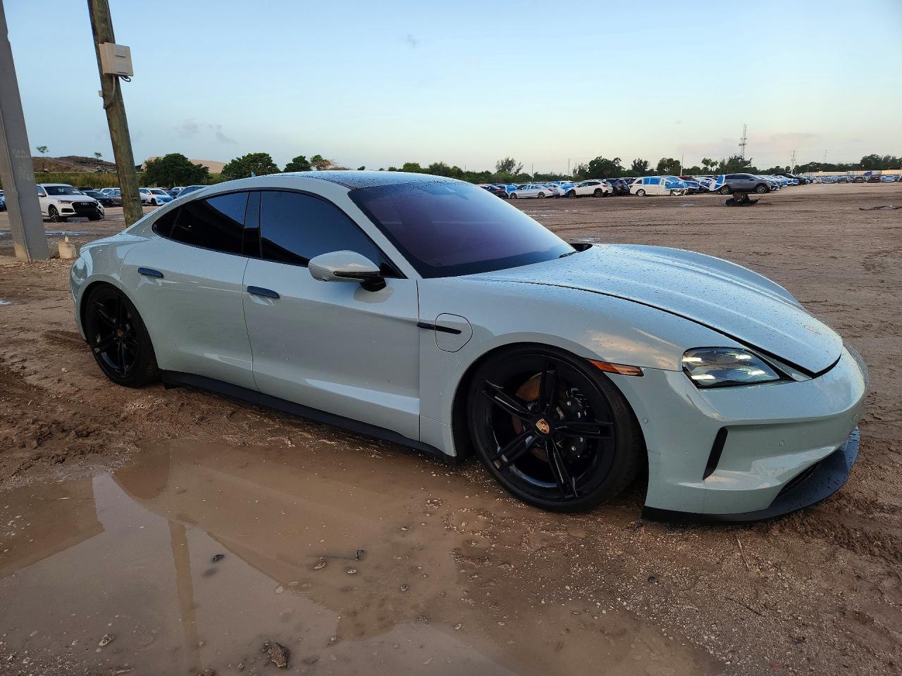 Porsche Taycan Base