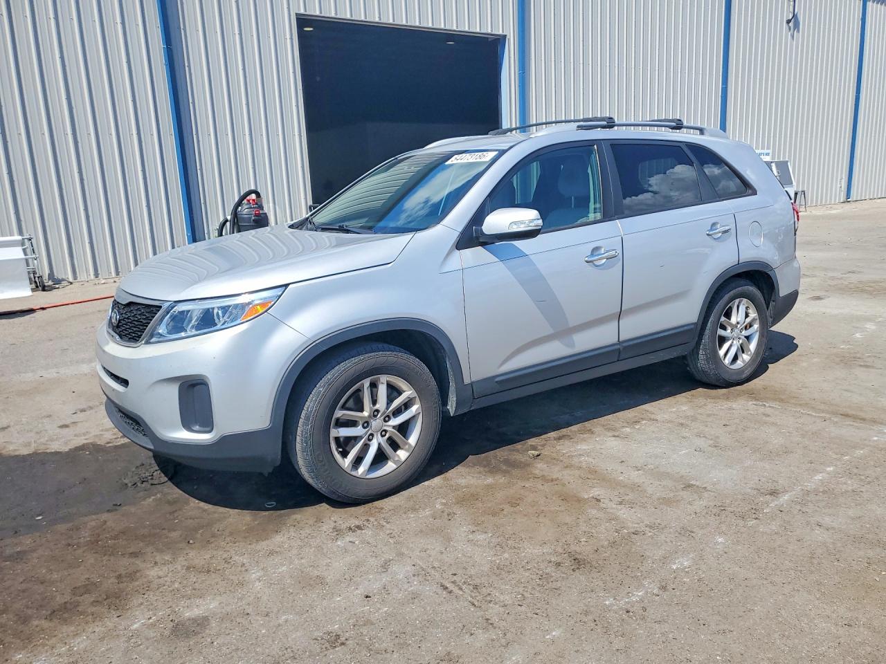 Salvage Kia Sorento Image