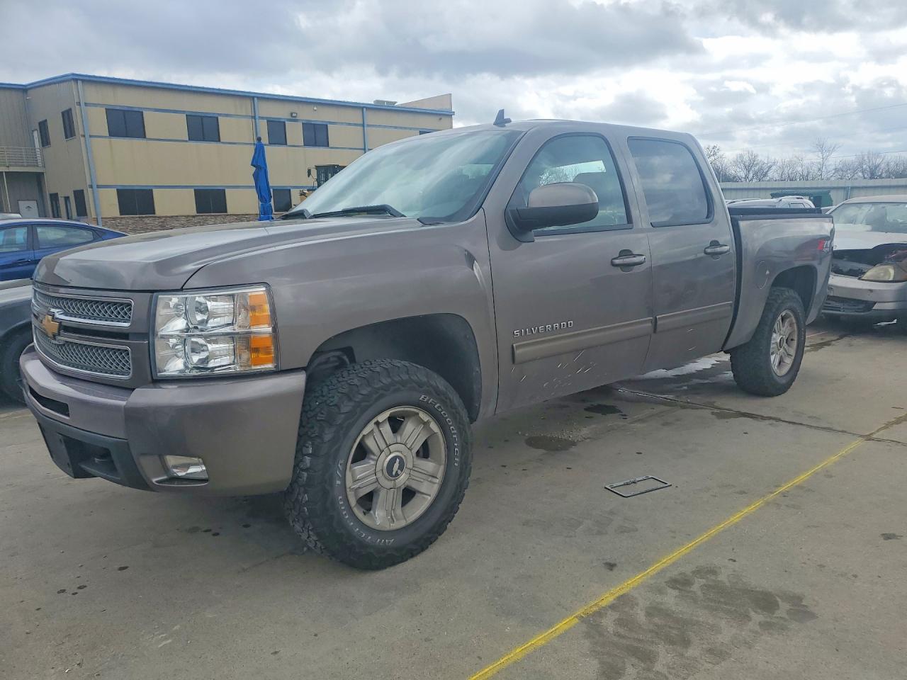 Salvage Chevrolet Silverado Image