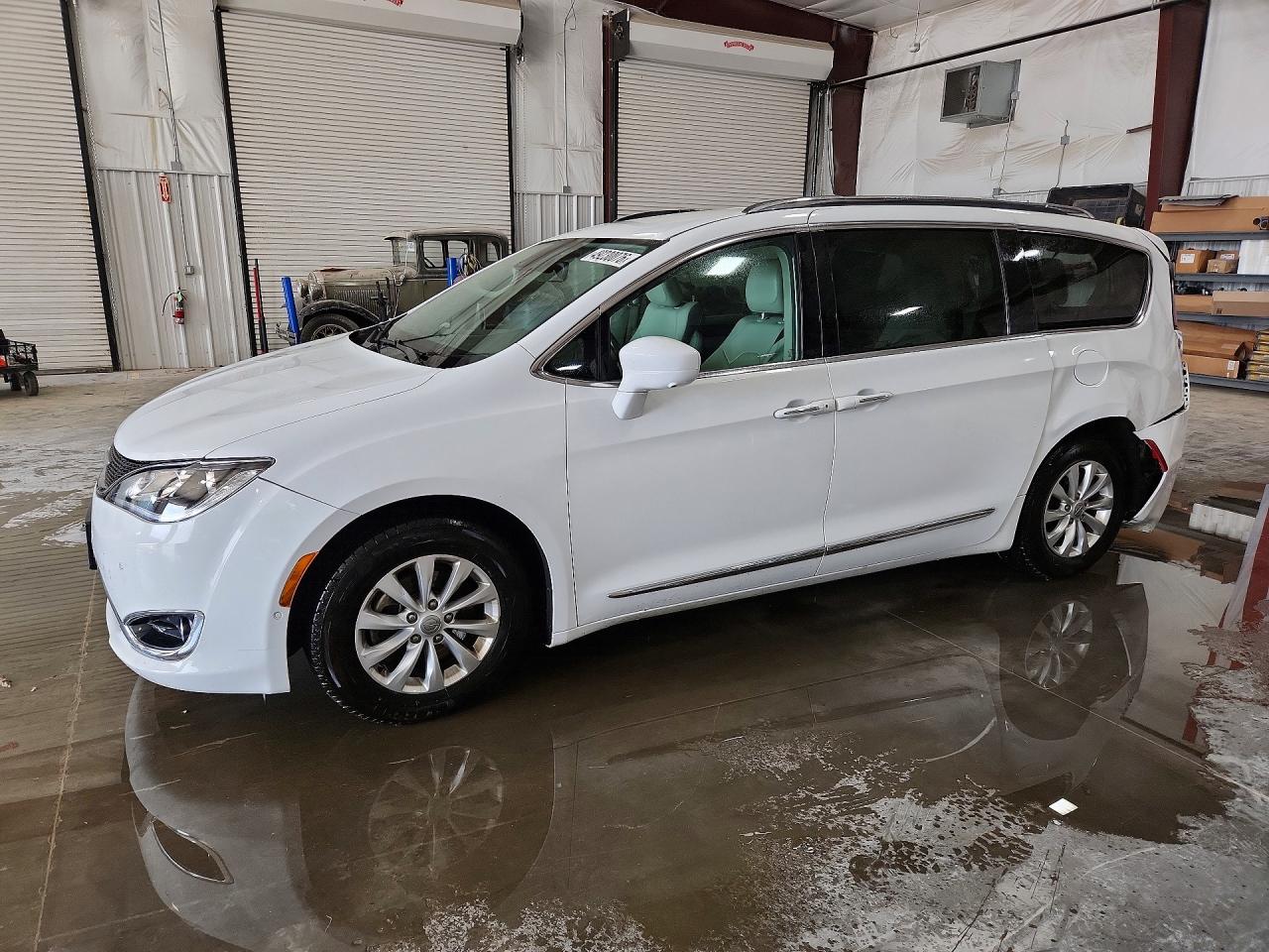 Salvage Chrysler Pacifica Image