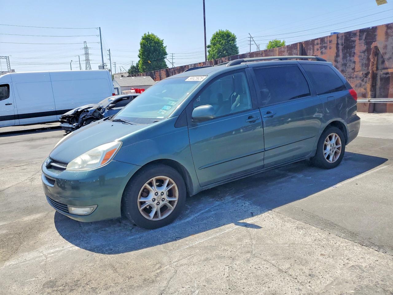 Salvage Toyota Sienna Image