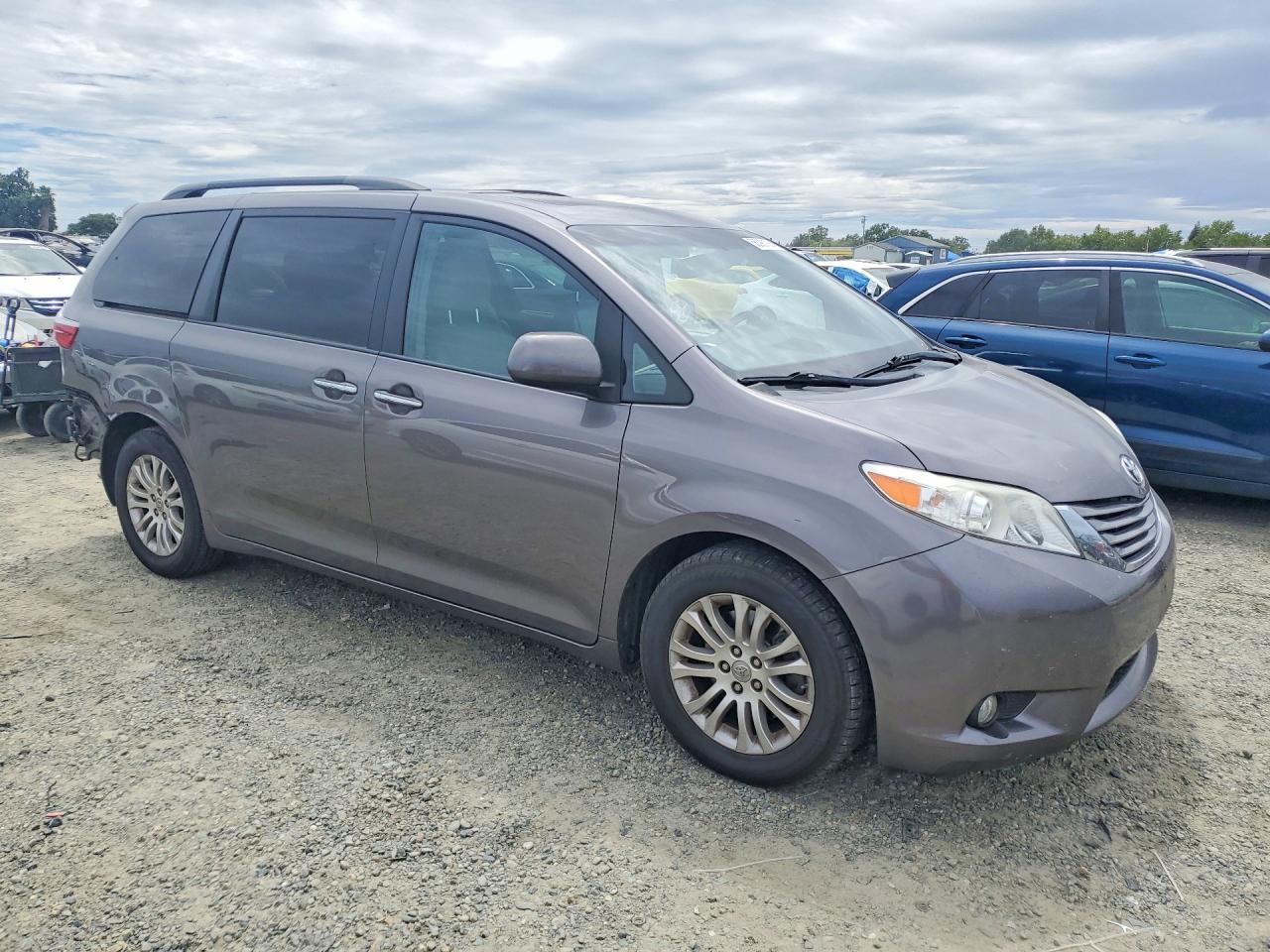 Toyota Sienna Xle 8-passenger