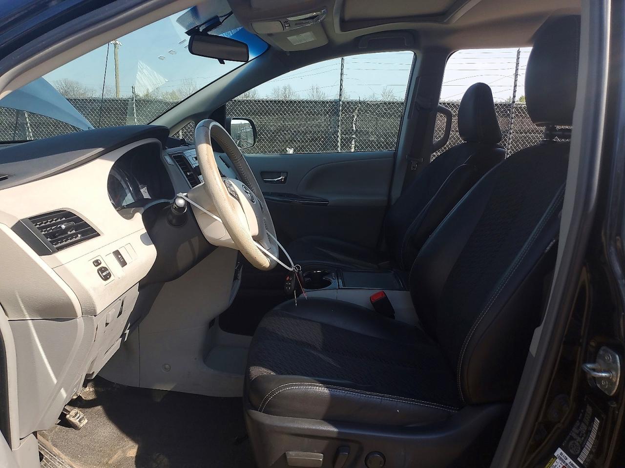 Toyota Sienna Se 8-passenger