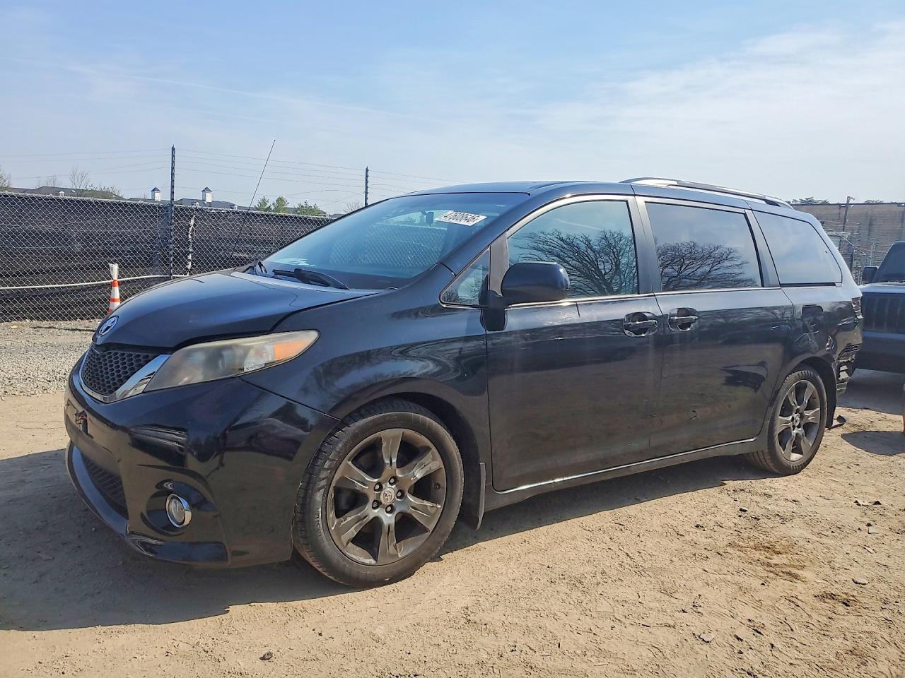 Salvage Toyota Sienna Image