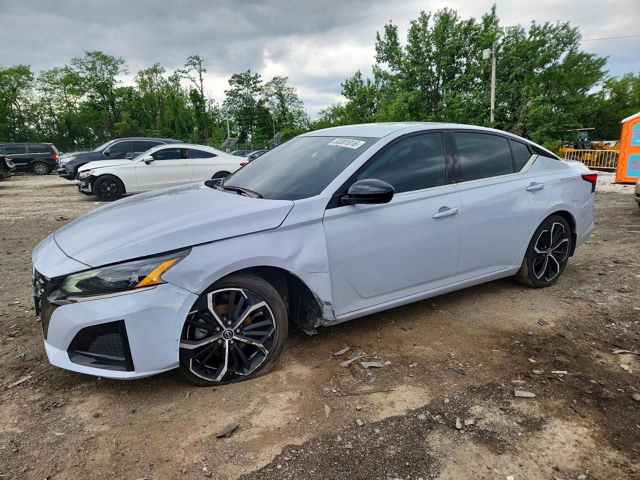Salvage Nissan Altima Image