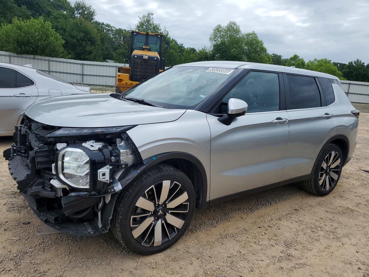 Salvage Mitsubishi Outlander Image