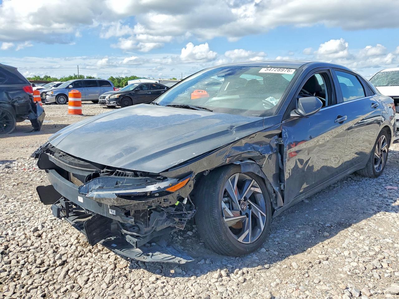 Salvage Hyundai ELANTRA Image