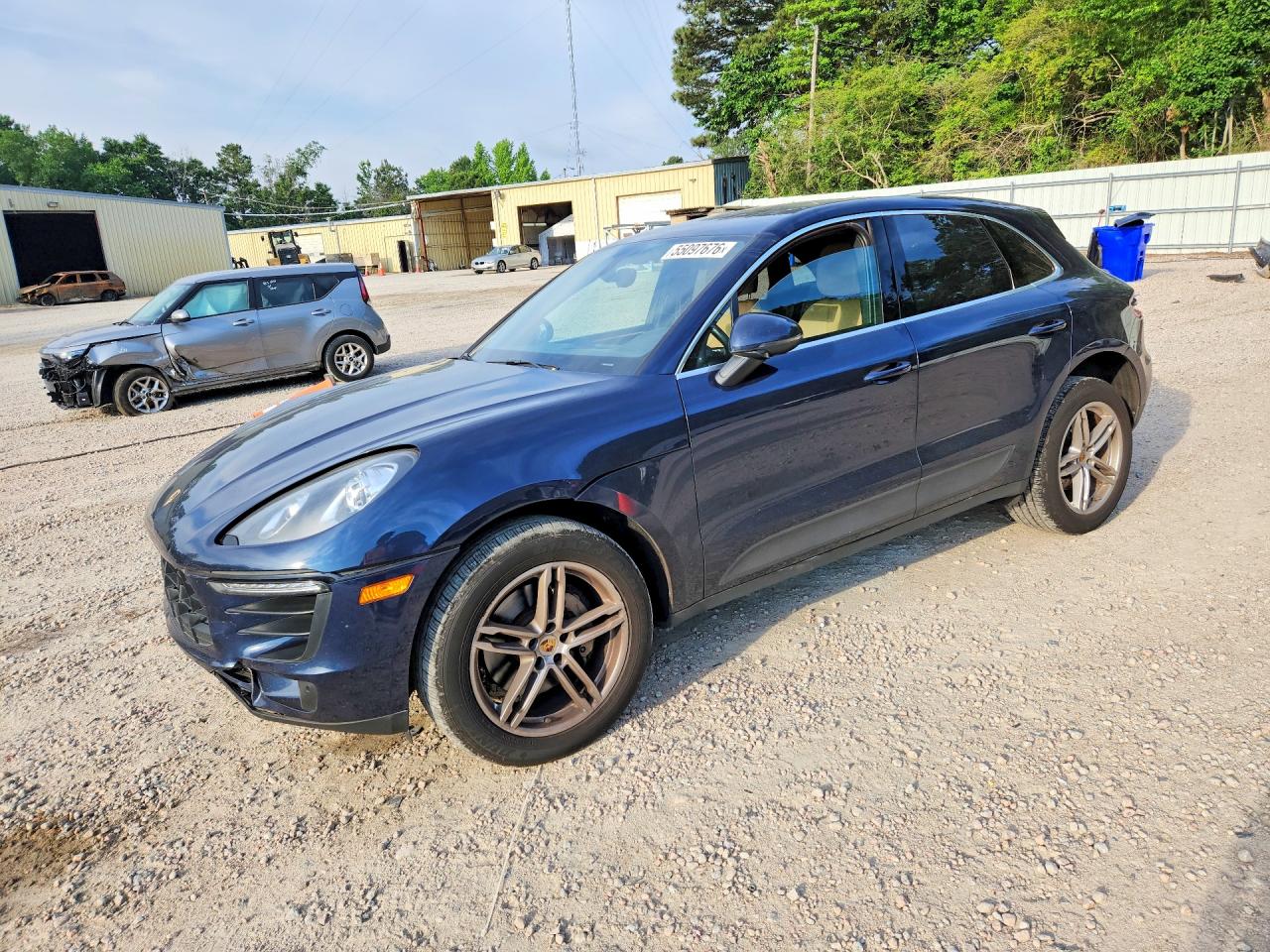 Salvage Porsche Macan Image