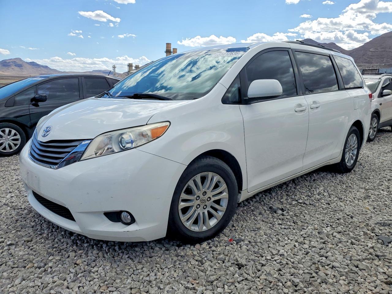 Salvage Toyota Sienna Image