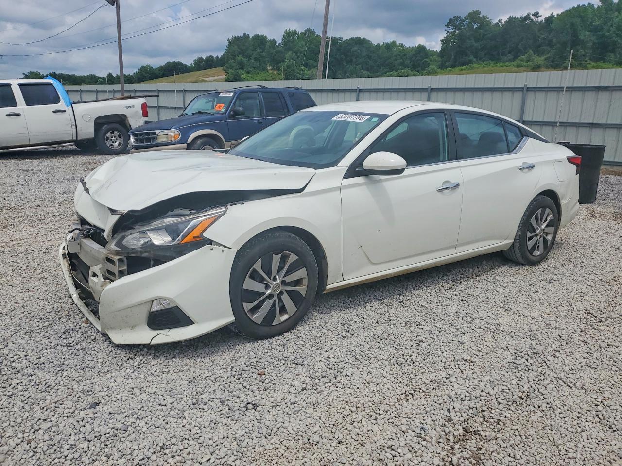 Salvage Nissan Altima Image