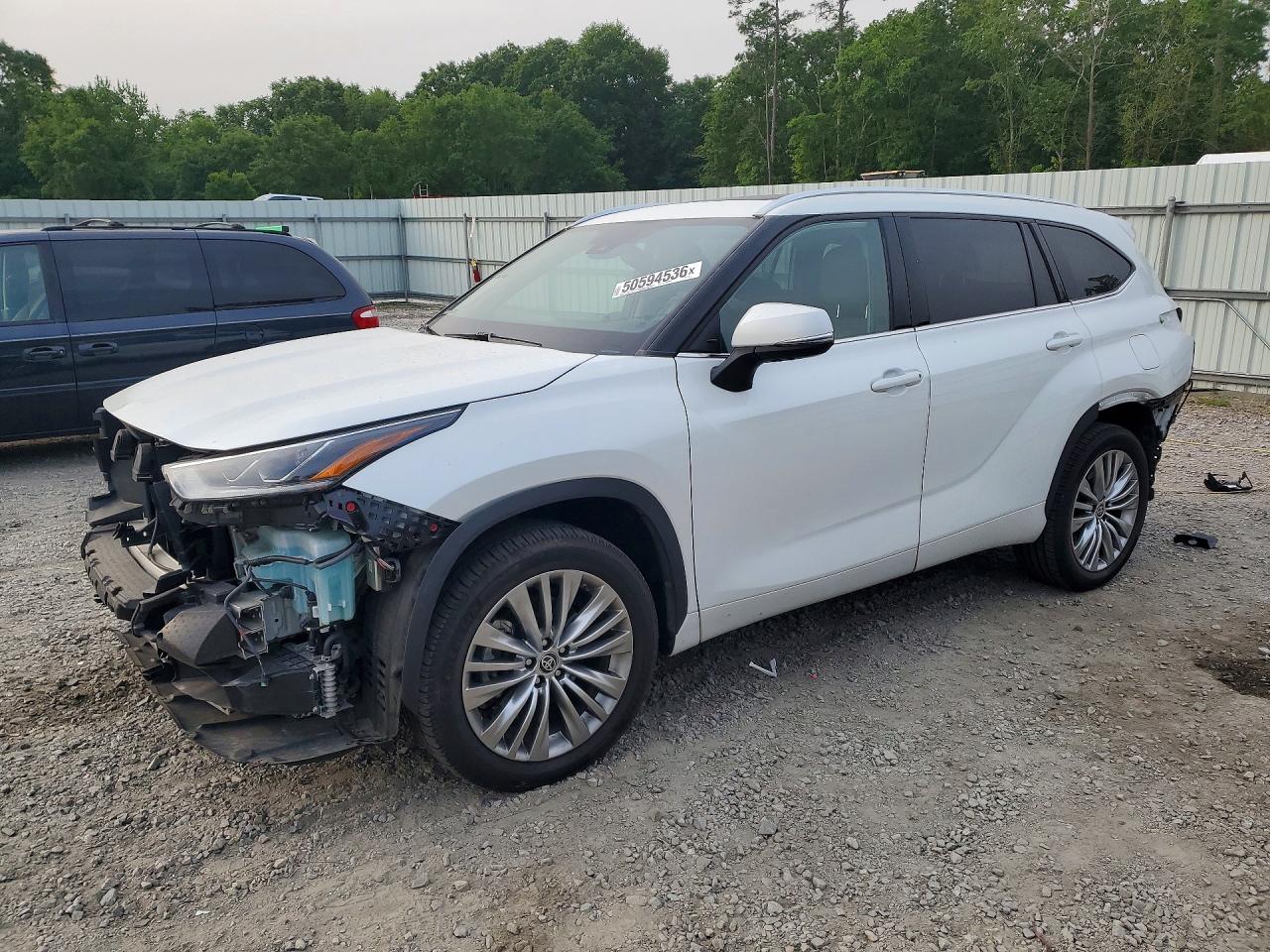 Salvage Toyota Highlander Image