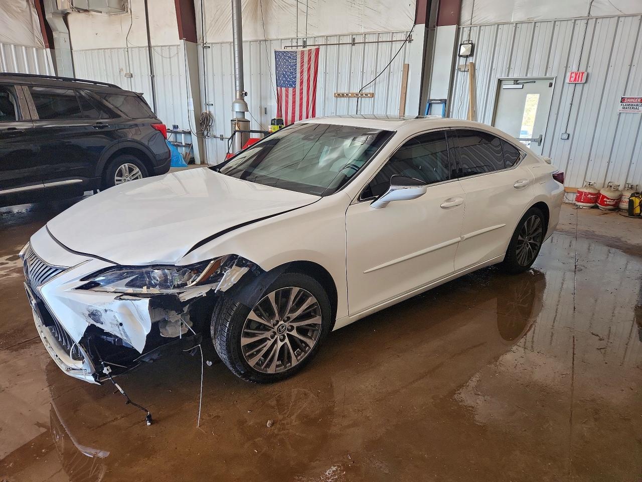 Salvage Lexus Es Image