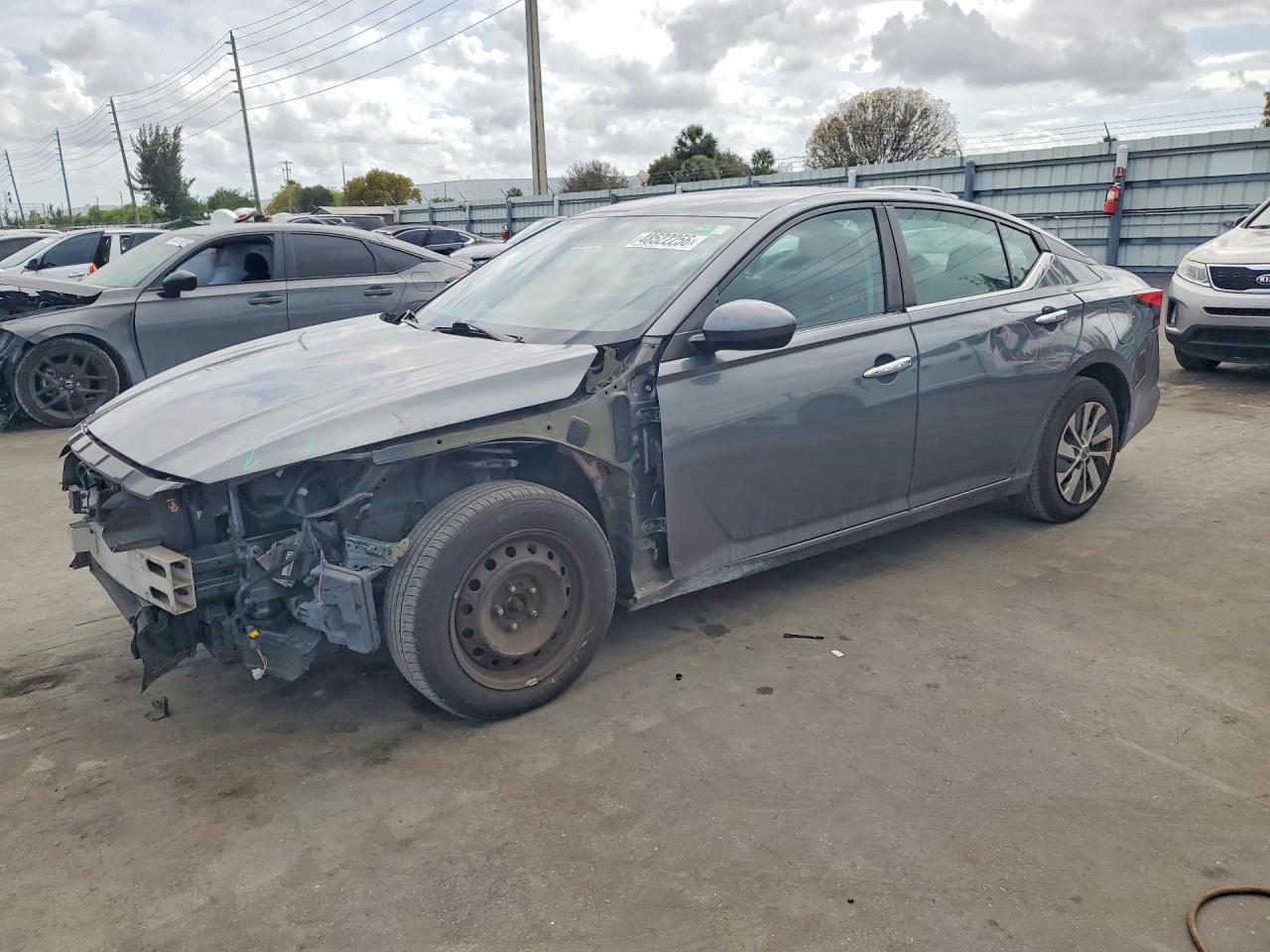 Salvage Nissan Altima Image