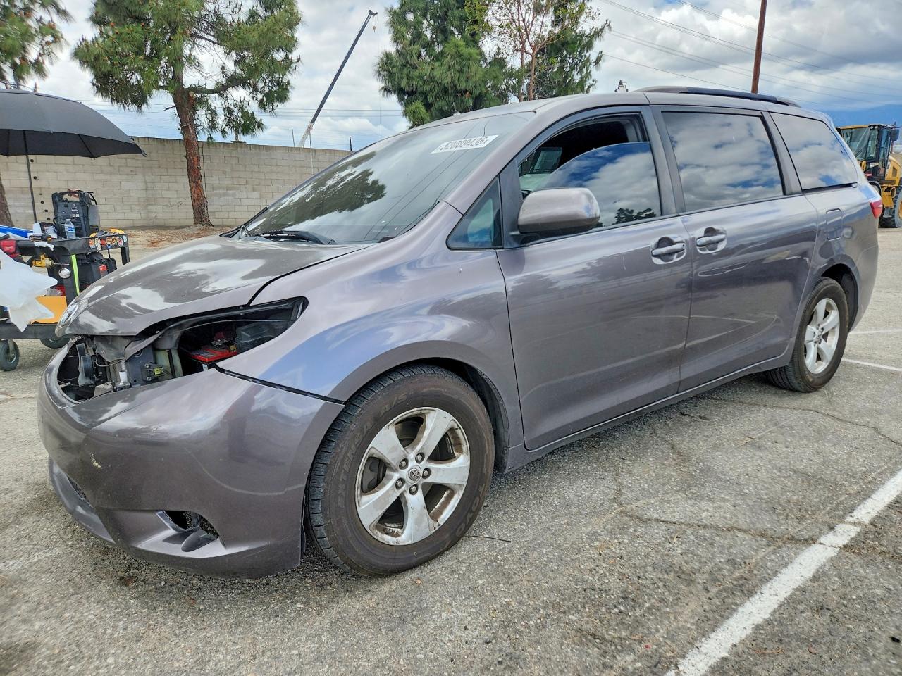 Salvage Toyota Sienna Image
