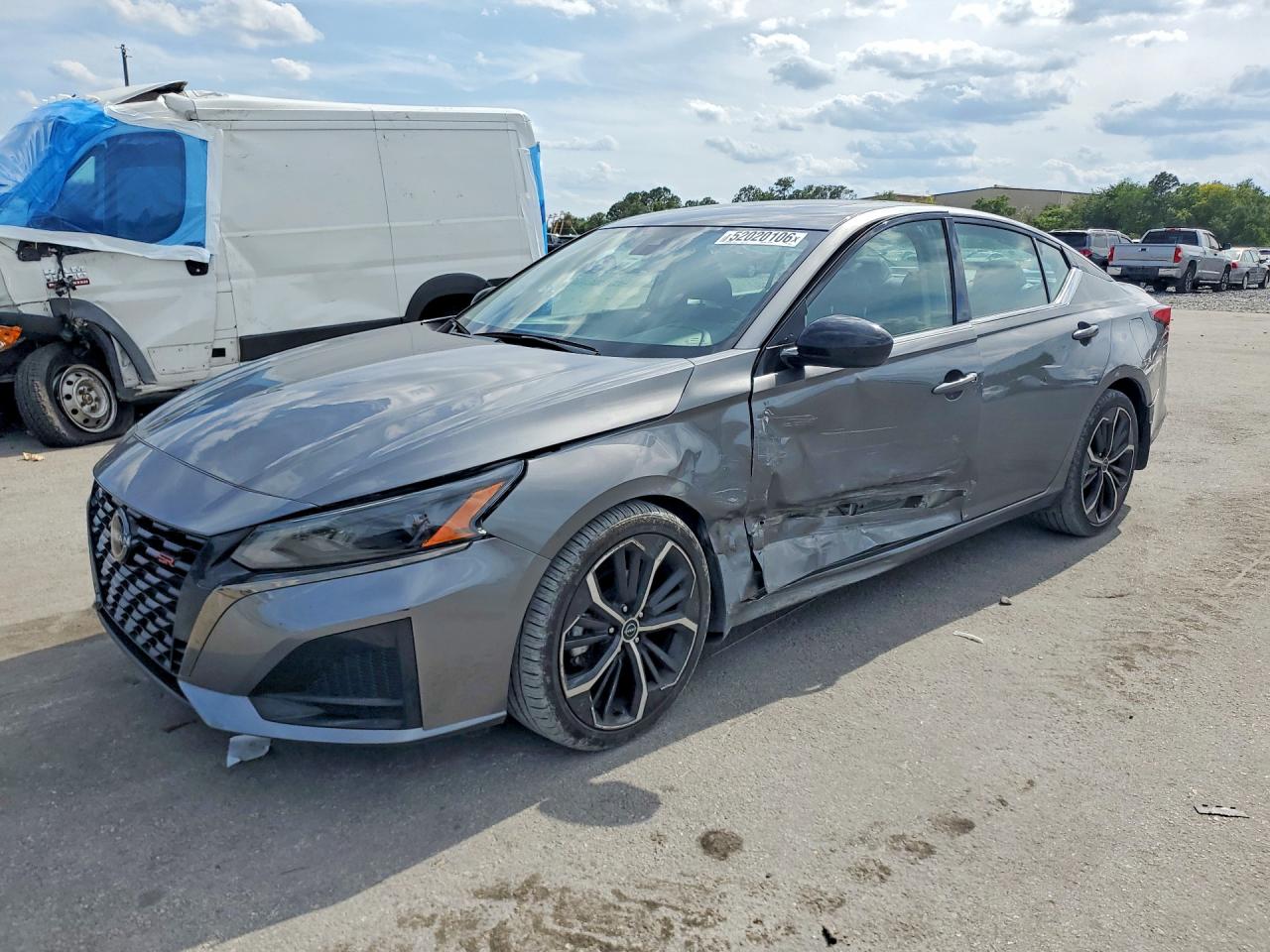 Salvage Nissan Altima Image