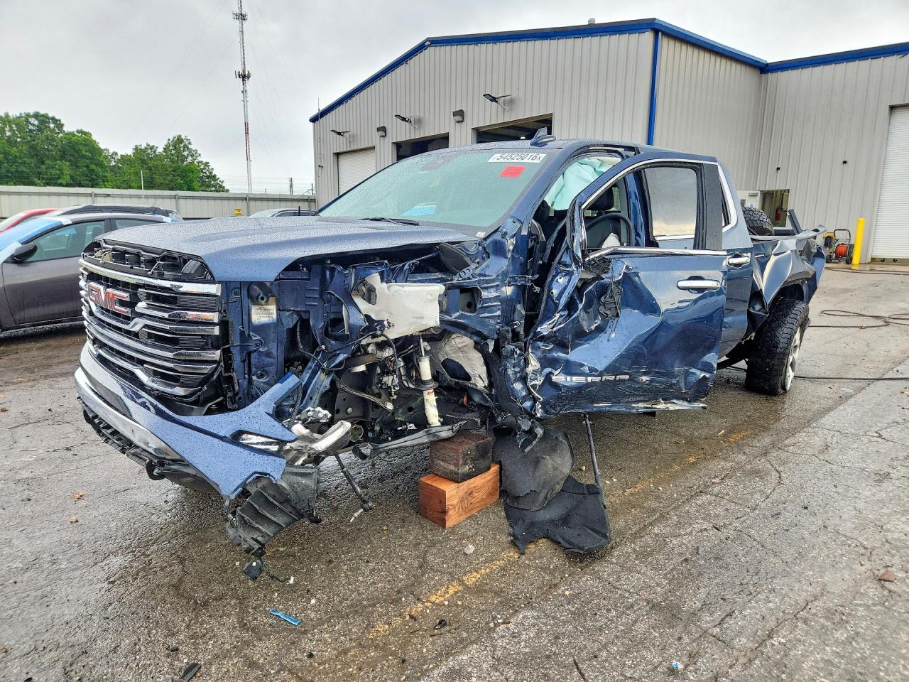 Salvage GMC Sierra Image