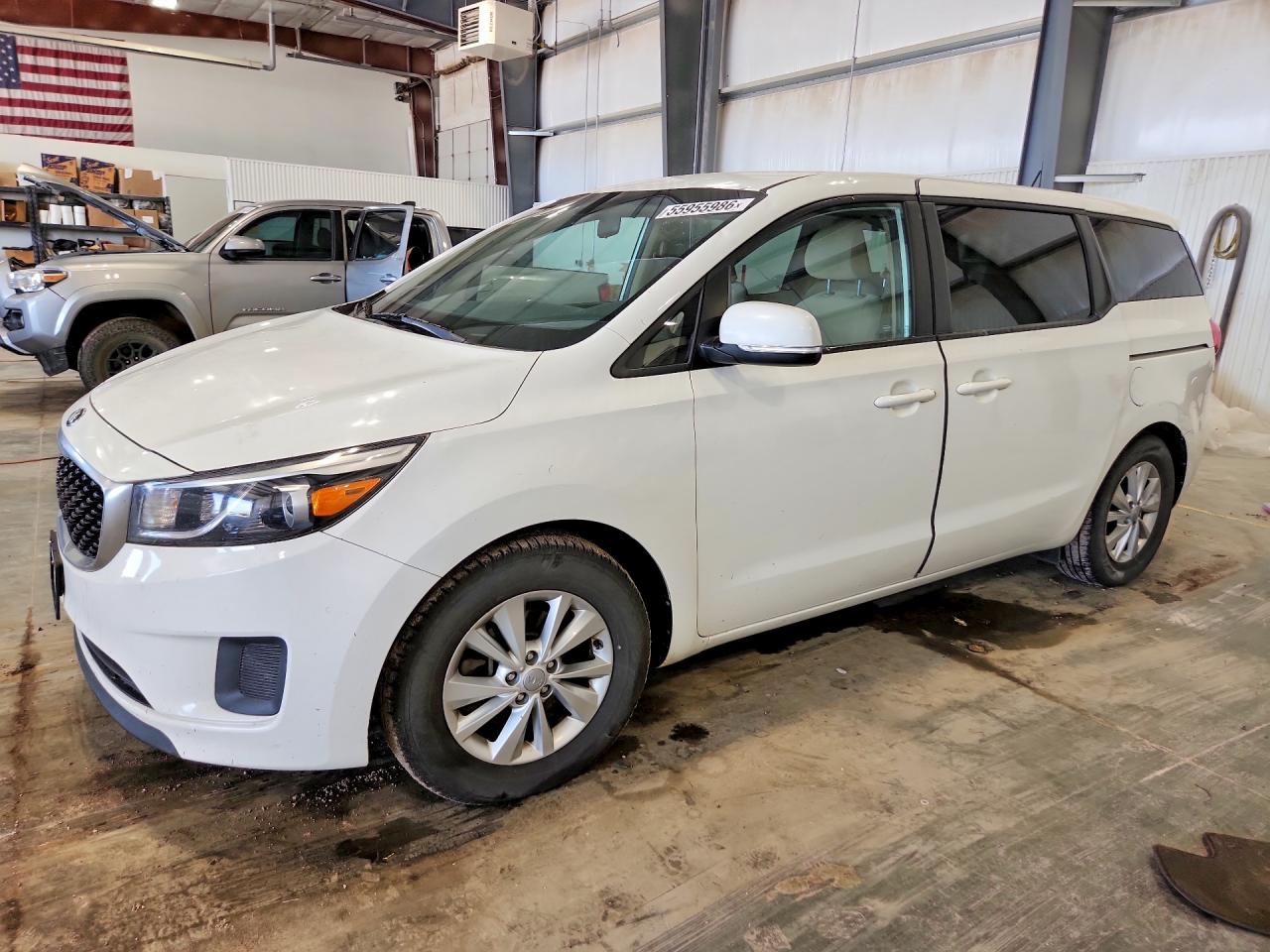 Salvage Kia Sedona Image
