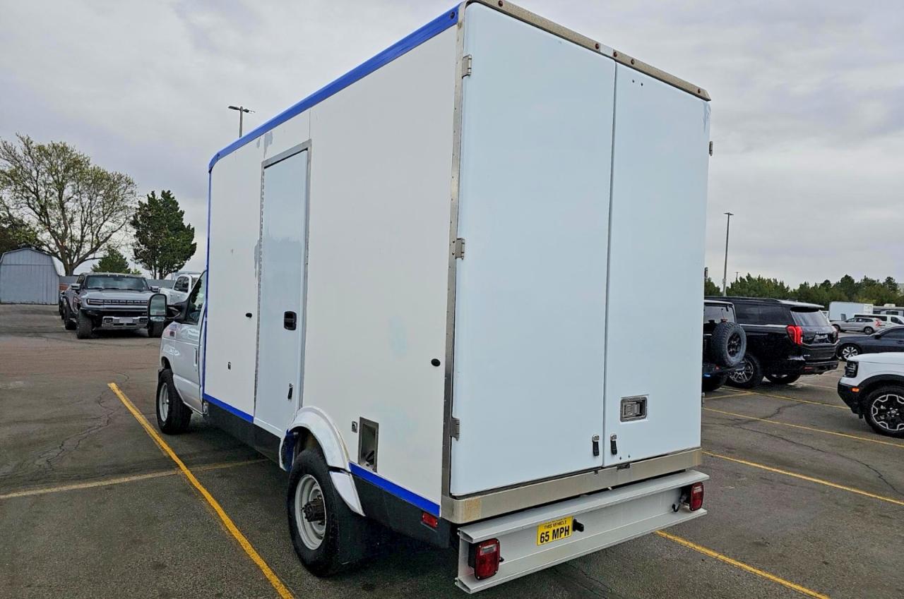 Ford Econoline E350 Super Duty Cutaway Van