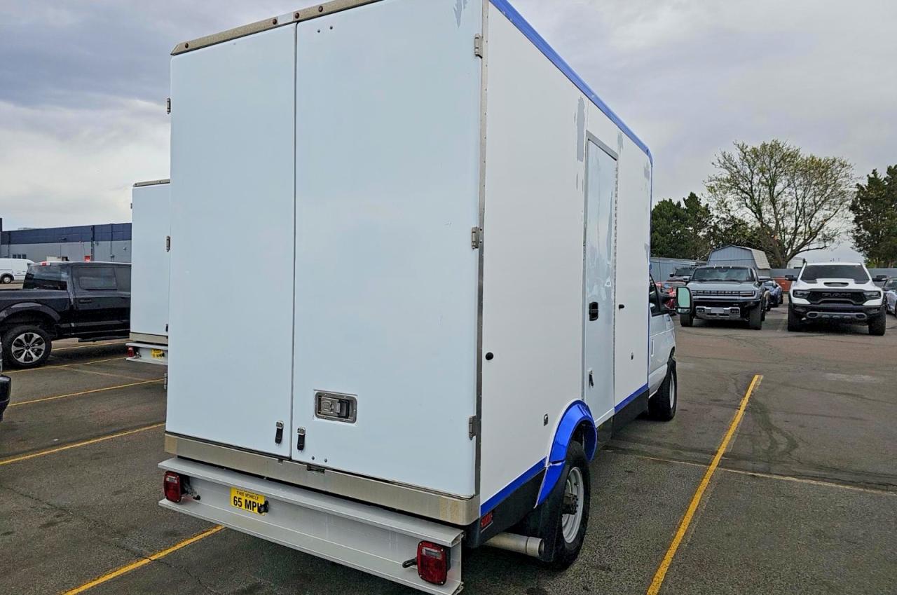 Ford Econoline E350 Super Duty Cutaway Van