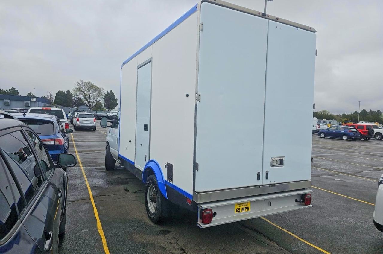 Ford Econoline E350 Super Duty Cutaway Van
