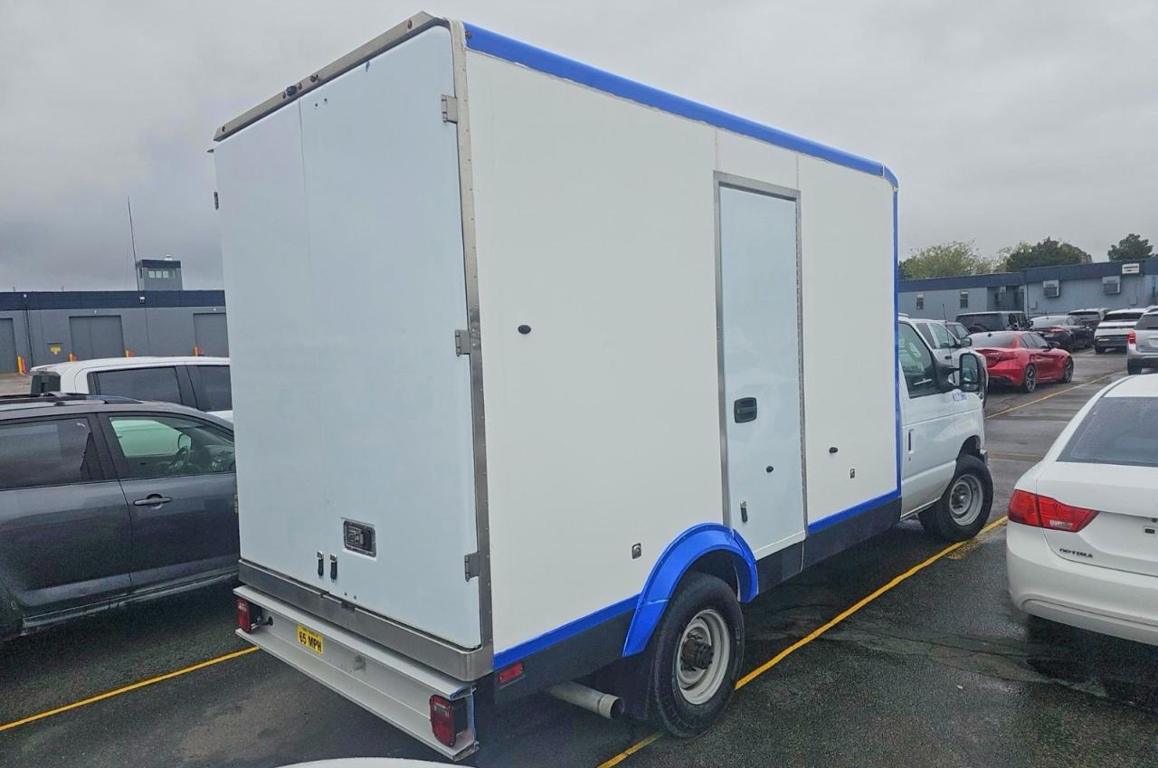 Ford Econoline E350 Super Duty Cutaway Van