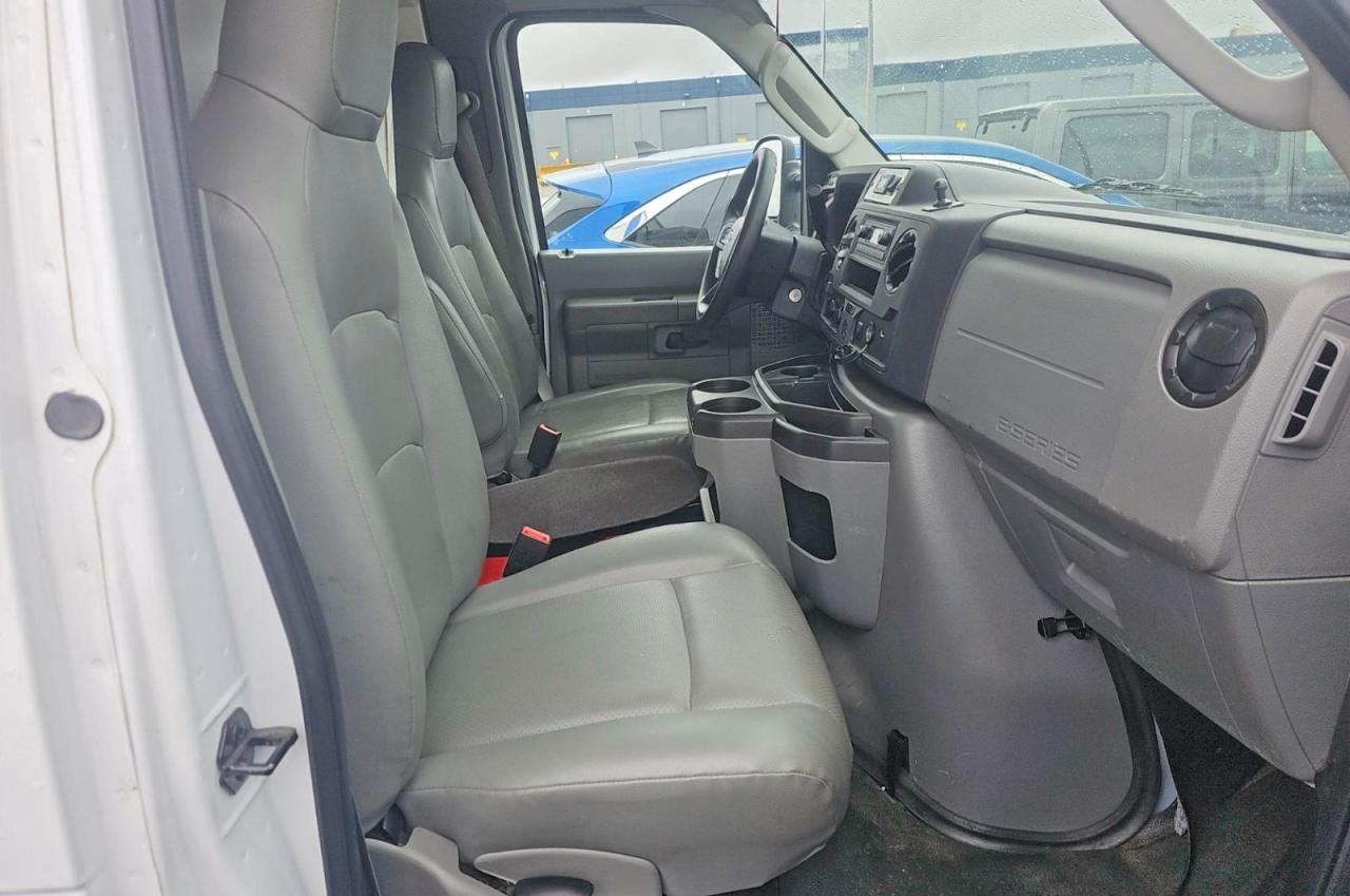 Ford Econoline E350 Super Duty Cutaway Van