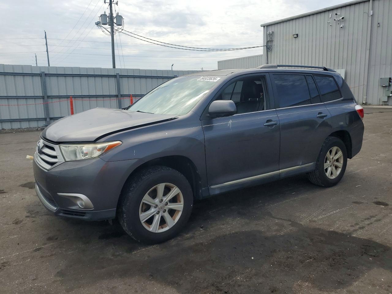 Salvage Toyota Highlander Image