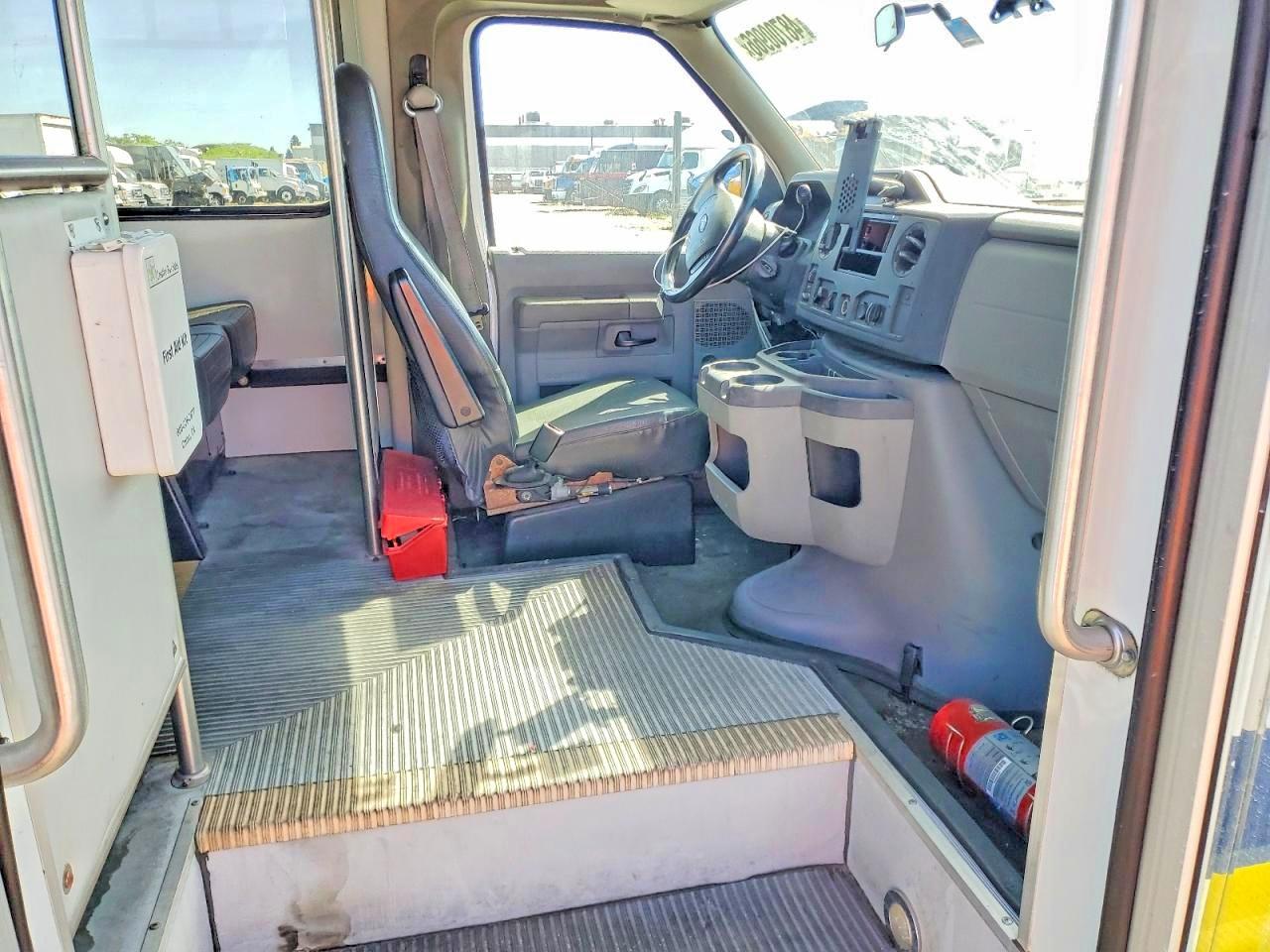 Ford Econoline E350 Super Duty Van