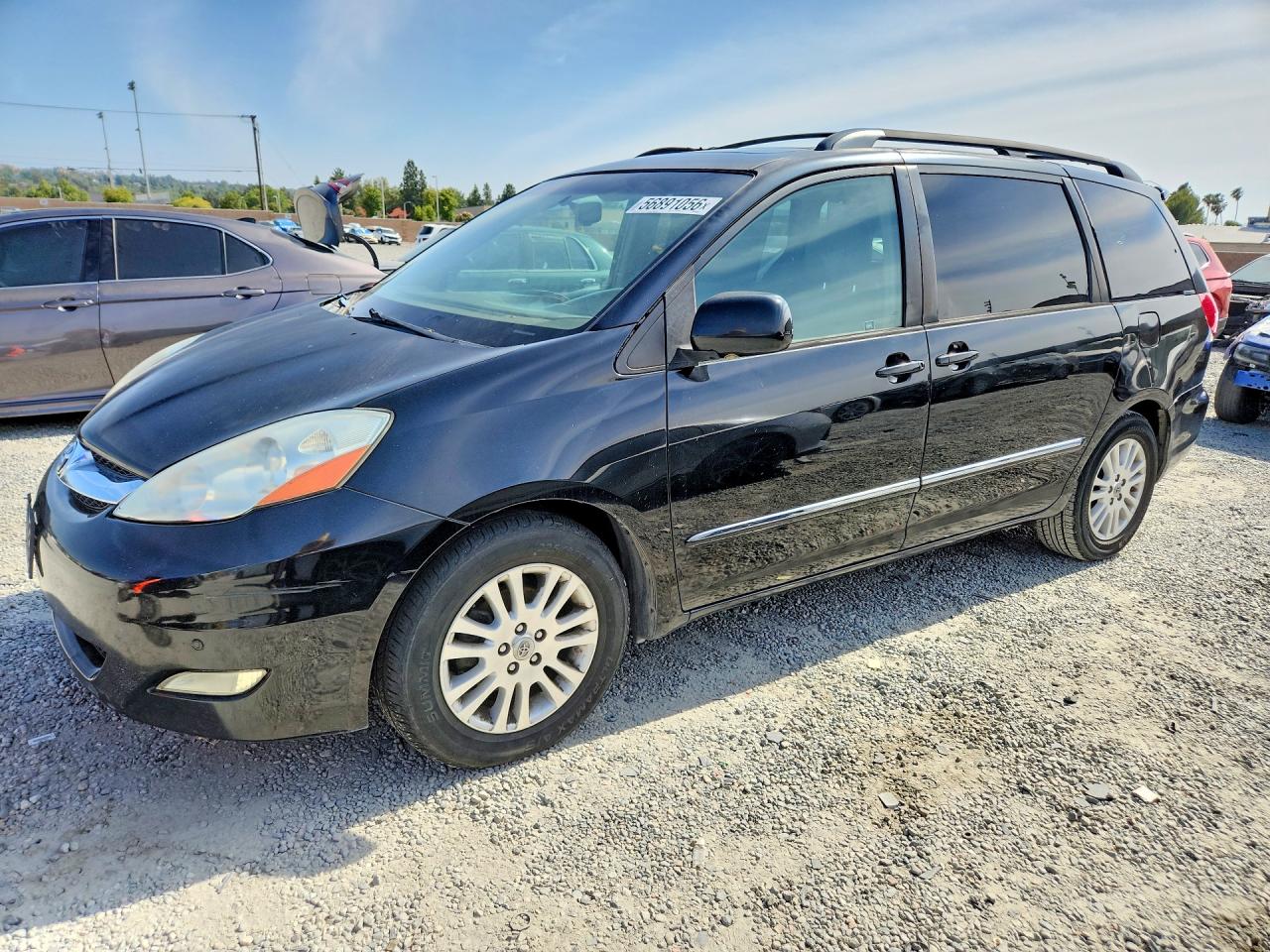 Salvage Toyota Sienna Image