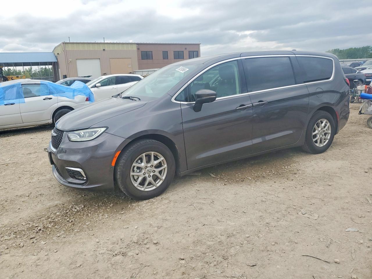 Salvage Chrysler Pacifica Image