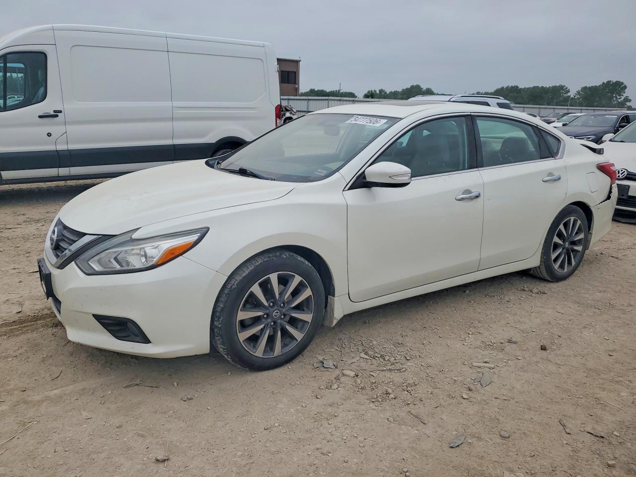 Salvage Nissan Altima Image