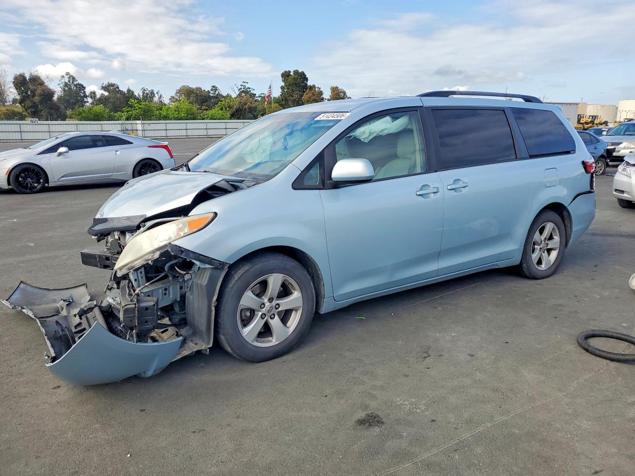 Salvage Toyota Sienna Image