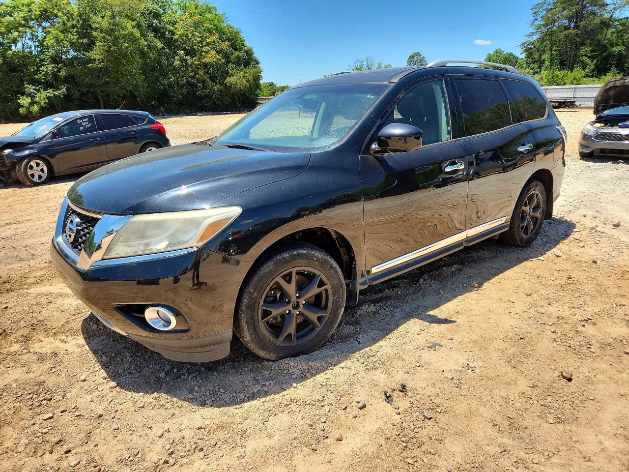 Salvage Nissan Pathfinder Image
