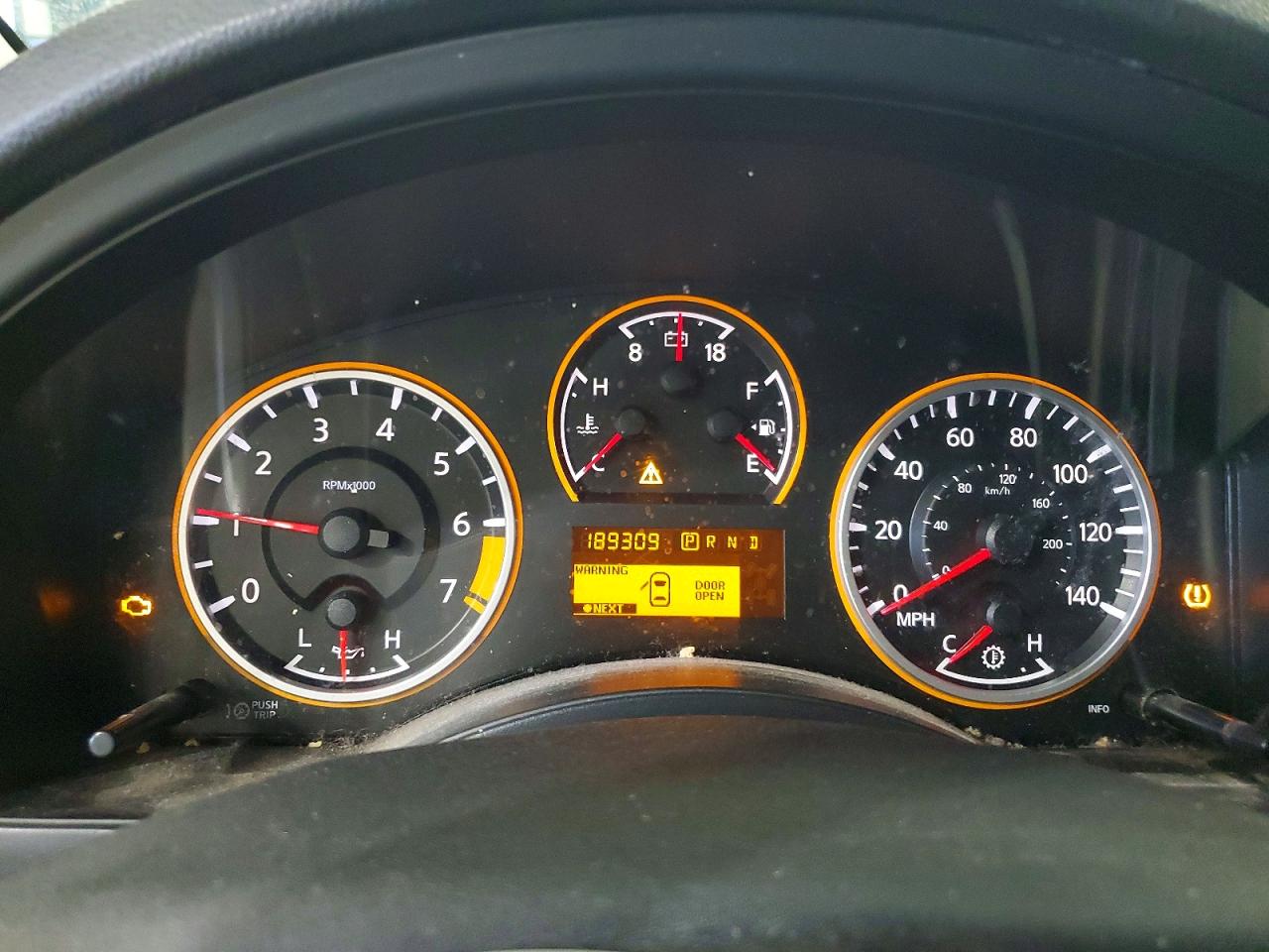 Nissan Armada Sv