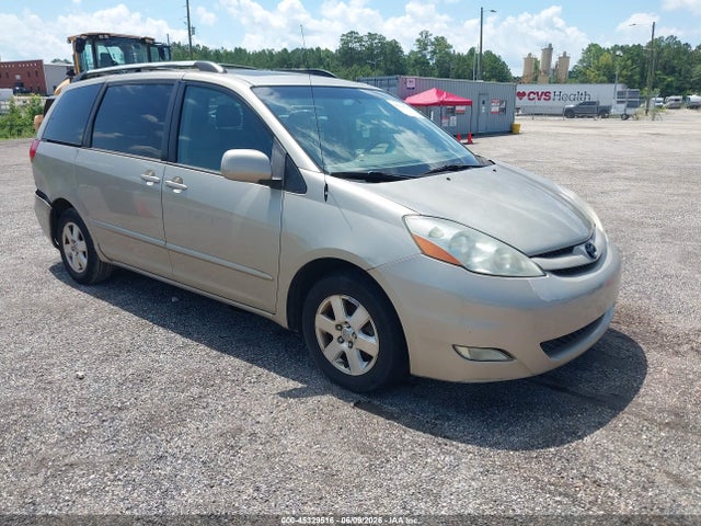 Salvage Toyota Sienna Image