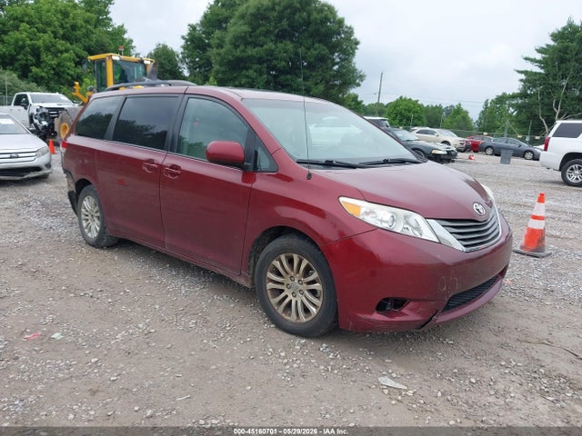 Salvage Toyota Sienna Image